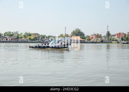 Bangkok, THAÏLANDE - 12 décembre 2021 : atmosphère de la rivière Chao Phraya le bateau à remorqueurs se déplace le soir. Banque D'Images