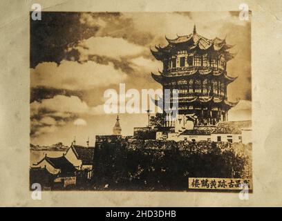 Une ancienne photo de la Tour de la grue jaune pendant la dynastie Qing.Cette version de la Tour de la grue jaune a été construite en 1868 et détruite en 1884. Banque D'Images