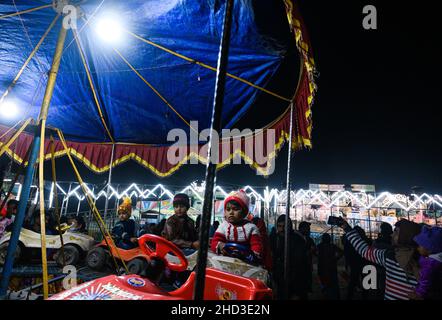 Tehatta, Inde.02nd janvier 2022.La prévalence de nouveaux cas d'omicron (COVID-19) dans le Bengale occidental augmente jour après jour, le gouvernement du Bengale occidental impose des restrictions aux résidents de l'État pour empêcher la troisième vague de coronavirus et chacun a été invité à rassembler interdit et à utiliser le masque assainisseur doit.Cette photo a été prise lors d'une foire d'hiver rurale annuelle à Tehatta, où, dans la plupart des cas, les règles ne sont pas suivies.(Photo de Soumyabrata Roy/Pacific Press) crédit: Pacific Press Media production Corp./Alay Live News Banque D'Images