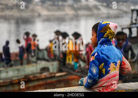 Dhaka, Bangladesh.02nd janvier 2022.Un enfant assis près du fleuve Buriganga où les travailleurs bangladais déchargent le charbon d'un cargo à Gabtoli, Dhaka.Ils gagnent environ $1 paniers de charbon tous les 30 déchargés du navire.Crédit : SOPA Images Limited/Alamy Live News Banque D'Images