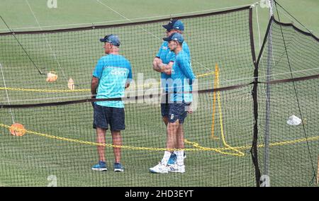 Joe Root (à droite), de l'Angleterre, parle avec l'entraîneur Graham Thorpe (à gauche) et le directeur Ashley Giles lors d'une session de filets au Sydney Cricket Ground, à Sydney.Date de la photo: Lundi 3 janvier 2022. Banque D'Images