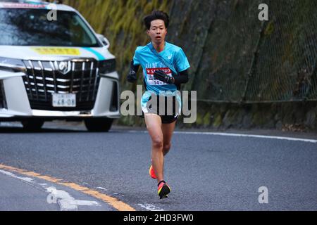 Kanagawa, Japon.2nd janvier 2022.Shu Naruge () Athlétisme : le Hakone Ekiden 98th, Tokyo-Hakone Round-Trip College Ekiden Race, 5th Section à Kanagawa, Japon .Credit: AFLO/Alay Live News Banque D'Images