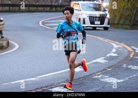 Kanagawa, Japon.2nd janvier 2022.Shu Naruge () Athlétisme : le Hakone Ekiden 98th, Tokyo-Hakone Round-Trip College Ekiden Race, 5th Section à Kanagawa, Japon .Credit: AFLO/Alay Live News Banque D'Images