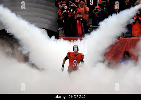 Cincinnati, États-Unis.02nd janvier 2022.Le quarterback des Bengals de Cincinnati Joe Burrow court sur le terrain avant leur match contre les chefs de Kansas City au stade Paul Brown à Cincinnati, Ohio, le dimanche 2 janvier 2022.Photo de John Sommers II /UPI crédit: UPI/Alay Live News Banque D'Images