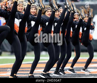 Cincinnati, États-Unis.02nd janvier 2022.Le cheerleader des Bengals de Cincinnati applaudit pour son équipe contre les chefs de Kansas City pendant la deuxième moitié du match au stade Paul Brown à Cincinnati, Ohio, le dimanche 1 janvier 2022.Photo de John Sommers II /UPI crédit: UPI/Alay Live News Banque D'Images