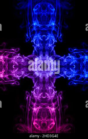 Les tourbillons abstraits et les nuages fument forment de fantastiques silhouettes en forme de croix peintes en rouge et en bleu Banque D'Images