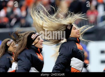 Cincinnati, États-Unis.02nd janvier 2022.Le cheerleader des Bengals de Cincinnati applaudit pour son équipe contre les chefs de Kansas City pendant la deuxième moitié du match au stade Paul Brown à Cincinnati, Ohio, le dimanche 1 janvier 2022.Photo de John Sommers II /UPI crédit: UPI/Alay Live News Banque D'Images