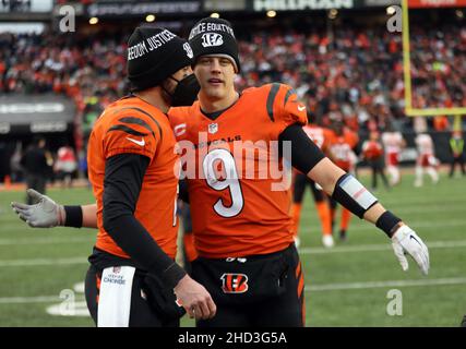 Cincinnati, États-Unis.02nd janvier 2022.Joe Burrow (9) célèbre le quarterback des Bengals de Cincinnati après avoir vaincu les Kansas City Chiefs et remporté le championnat de la division nord de l'AFC au stade Paul Brown à Cincinnati, Ohio, le dimanche 2 janvier 2022.Photo de John Sommers II /UPI crédit: UPI/Alay Live News Banque D'Images