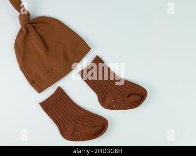 joli petit chapeau de bébé et chaussettes isolées sur fond blanc. Banque D'Images