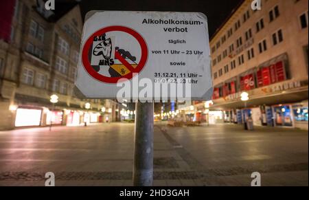 Munich, Allemagne.03rd janvier 2022.Un signe indique une interdiction de la consommation d'alcool dans le centre-ville.Credit: Peter Kneffel/dpa/Alay Live News Banque D'Images