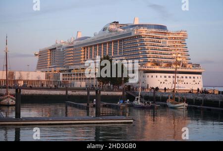 01 janvier 2022, Portugal, Lissabon : le bateau de croisière AIDAnova se trouve dans le terminal de croisière de la capitale portugaise le jour de l'an.Le navire devait partir de Lisbonne le 30 décembre 2021 pour Madère et les îles Canaries.Deux navires de croisière ont abandonné leurs voyages peu après le tournant de l'année en raison d'infections de la couronne.Pour 'Aida Nova' et les plus de 4000 personnes à bord, le voyage s'est terminé prématurément à Lisbonne en raison de cas de corona parmi l'équipage.Le bateau de croisière « Mein Schiff 6 » de la compagnie maritime Tui Cruises a interrompu son voyage actuel à Dubaï.Photo: Soeren Stache/dpa Banque D'Images