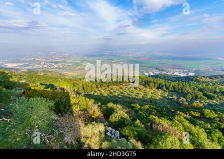 Vue sur le paysage de la vallée de Jezreel et le réseau routier depuis le mont Carmel, dans le nord d'Israël Banque D'Images