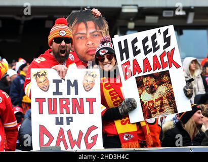 Cincinnati, États-Unis.02nd janvier 2022.Les fans de Kansas City Chiefs applaudissent pour leur équipe contre les Bengals de Cincinnati au stade Paul Brown à Cincinnati, Ohio, le dimanche 2 janvier 2022.Photo de John Sommers II /UPI crédit: UPI/Alay Live News Banque D'Images