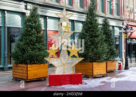 Ottawa, Canada - 16 décembre 2021 : rue Sparks décorée pour les fêtes de Noël. Banque D'Images