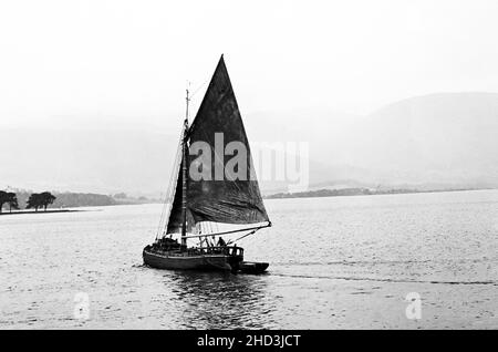 Péniche à voile sur le Loch Lomond, Écosse, époque victorienne Banque D'Images