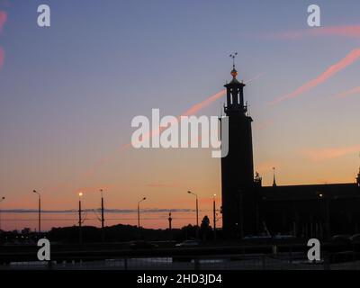 La silhouette de l'hôtel de ville au coucher du soleil à Stockholm, en Suède Banque D'Images