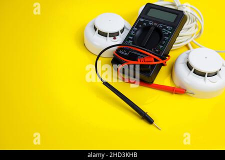 Installation d'un nouveau système d'alarme incendie, maison intelligente Banque D'Images