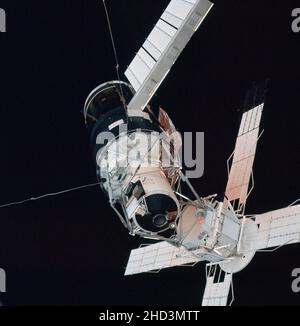 Vue rapprochée du groupe de stations spatiales Skylab photographiée sur fond noir du module de commande Skylab 3 lors de l'inspection en vol avant l'amarrage.Notez l'aile du système de panneaux solaires sur l'atelier orbital (OWS) qui a été déployée avec succès pendant la première mission Skylab habitée.La partie principale d'amarrage à l'extrémité avant de l'adaptateur d'amarrage multiple (MDA) est visible sous le support de télescope Apollo (ATM). Banque D'Images