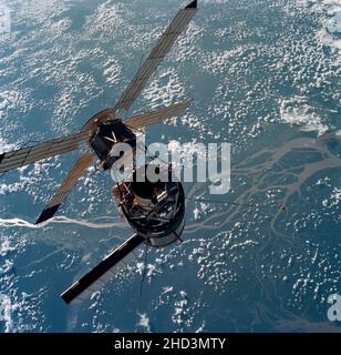 (28 juillet 1973) --- Vue rapprochée de la station spatiale Skylab photographiée sur un fond terrestre à partir des modules de commandement et de service (CSM) Skylab 3 lors des manœuvres de maintien de la station avant l'amarrage.Les astronautes Alan L. Bean, Owen K. Garriott et Jack R. Lousma étaient à bord du module de commandement (cm), qui demeuraient en orbite terrestre avec la station spatiale Skylab pendant 59 jours.Cette photo a été prise avec un appareil photo Hasselblad 70mm portable utilisant un objectif 100mm et un film EKTACHROME SO-368 de vitesse moyenne.Notez l'aile du système de panneaux solaires sur l'atelier orbital (OWS) qui a été déployé avec succès du Banque D'Images