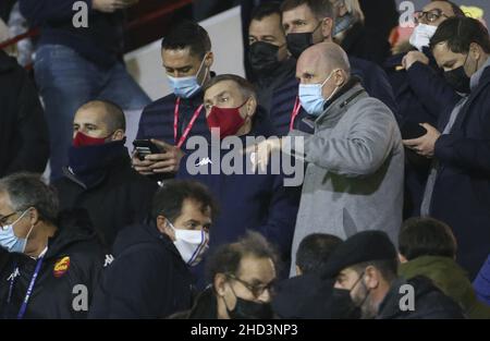 De droite à gauche, Philippe Clément de Belgique, nouvellement nommé entraîneur de AS Monaco, vice-président de AS Monaco Oleg Petrov, Directeur sportif de AS Monaco Paul Mitchell assiste à la coupe de France, tour de 32, match de football entre Quevilly Rouen Metropole (QRM) et AS Monaco (ASM) le 2 janvier,2022 au Stade Robert Diochon au petit-Quevilly près de Rouen, France - photo: Jean Catuffe/DPPI/LiveMedia Banque D'Images
