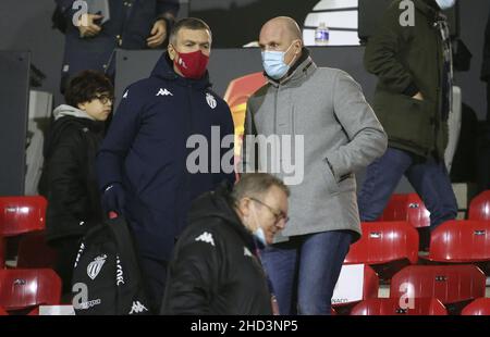 Philippe Clément de Belgique, nouvel entraîneur d'AS Monaco (à droite) s'entretient avec le vice-président d'AS Monaco Oleg Petrov lors de la coupe de France, ronde 32, match de football entre Quevilly Rouen Metropole (QRM) et AS Monaco (ASM) le 2 janvier 2022 au Stade Robert Diochon au petit-Quevilly près de Rouen,France - photo: Jean Catuffe/DPPI/LiveMedia Banque D'Images