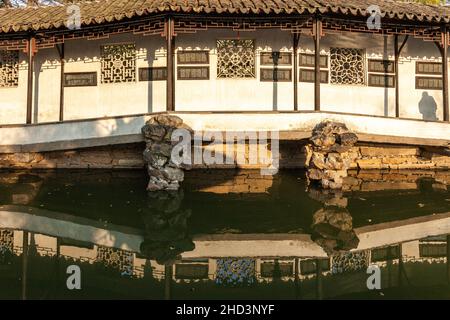 Pavillon et galerie du jardin du Maître des filets à Suzhou, Chine Banque D'Images