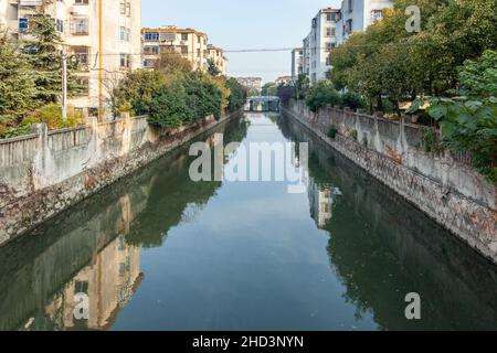 Canal urbain dans le centre de Jiashan, en Chine Banque D'Images