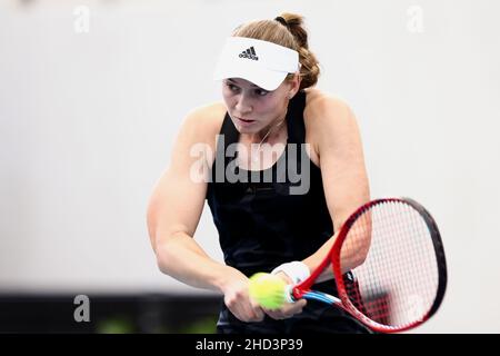 Adélaïde, Australie, 3 janvier 2022.Elena Rybakina, du Kazakhstan, joue un revers lors du match des WTA Singles entre Storm Sanders, d'Australie, et Elena Rybakina, du Kazakhstan, le premier jour du tournoi international de tennis d'Adélaïde à Memorial Drive, le 03 janvier 2022 à Adélaïde, en Australie.Crédit : Peter Mundy/Speed Media/Alay Live News Banque D'Images