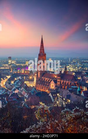 Freiburg im Breisgau, Allemagne.Image de la ville aérienne de Fribourg im Breisgau, Allemagne avec la cathédrale de Fribourg au coucher du soleil d'automne. Banque D'Images