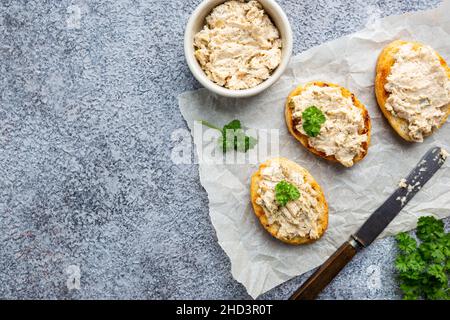 Sandwiches au saumon pate et baguette, poisson bruschetta, vue d'en haut. Une cuisine italienne maison rustique. Banque D'Images