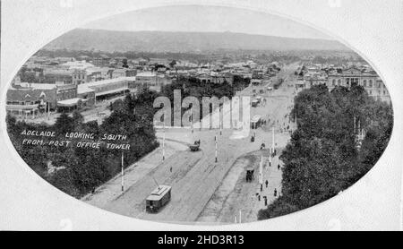 Une photo de carte postale noire et blanche datée de 1911 intitulée « Adelaide look South from Post Office Tower (GPO) ».L'image doit avoir été prise près du sommet de la tour car il y avait très peu d'avions en Australie à ce moment-là et pratiquement aucun ne pouvait transporter une caméra.La vue donne sur la place Victoria et comprend la statue de la reine Victoria qui a été dévoilée en 1894. Banque D'Images