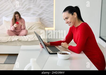 Diffusion en direct de cours virtuels par une femme avec un ordinateur portable à l'intérieur. Banque D'Images