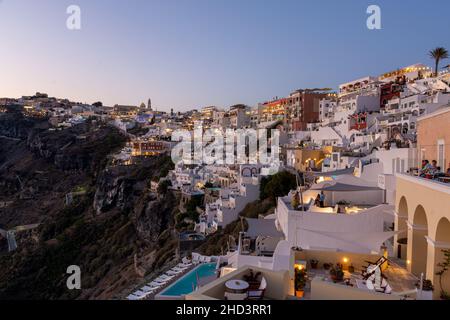 Fira, Grèce - 28 juillet 2021 : vue sur la ville aux falaises noires Banque D'Images