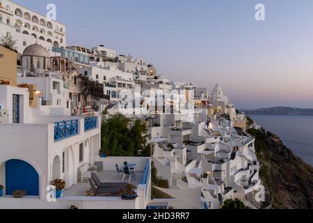 Fira, Grèce - 28 juillet 2021 : vue sur la ville au coucher du soleil Banque D'Images
