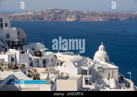 Fira, Grèce - 29 juillet 2021 : vue sur l'église de Saint Menas et l'île de Nea Kameni en arrière-plan Banque D'Images