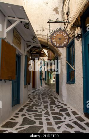 Ville de Naxos, Grèce - 17 juillet 2021 : ancienne rue du marché dans la vieille ville de Naxos Banque D'Images