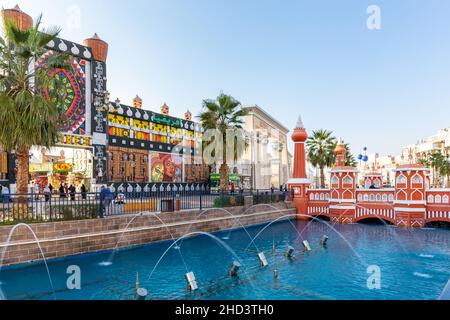 Dubaï, Émirats arabes Unis, 10.01.21.Pavillons colorés africains et égyptiens dans le parc d'attractions Global Village à Dubaï avec étang et fontaines en face. Banque D'Images