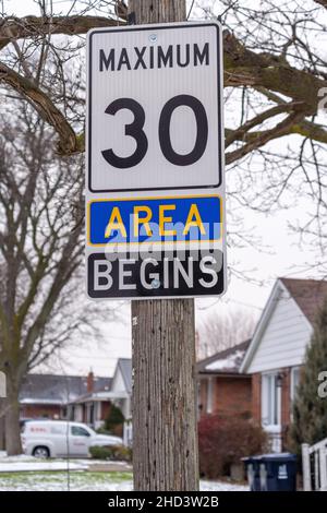 Nouveaux panneaux de signalisation indiquant 30 km/h dans les quartiers résidentiels.La ville a été forcée de réduire les vitesses maximales de 40 km/h en raison du nombre croissant de Banque D'Images