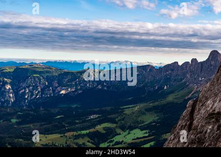 Le matin, vue de Bivacco Mario Rigatti sur le groupe de montagne de Latemar dans les montagnes des Dolomites en Italie avec le groupe de montagne de Rosengarten avec Rosengartensvit Banque D'Images