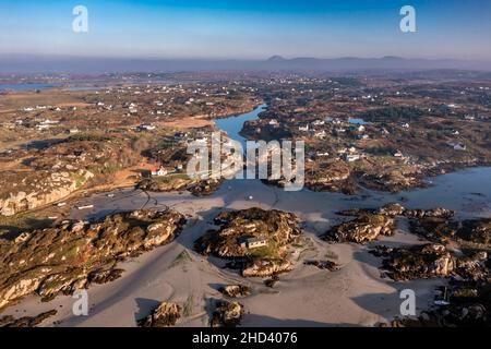 La magnifique baie de Cloughglass et la plage de Burtonport dans le comté de Donegal - Irlande. Banque D'Images