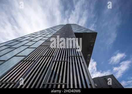 Nuages passant au-dessus de gratte-ciel en verre Banque D'Images