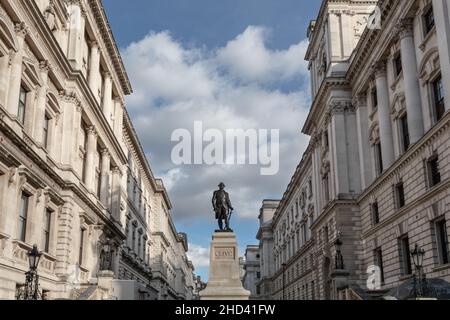 Statue en bronze de Robert Clive, 1st Baron Clive, entre Foreign Office et Treasury, King Charles Street, Londres, Angleterre Banque D'Images