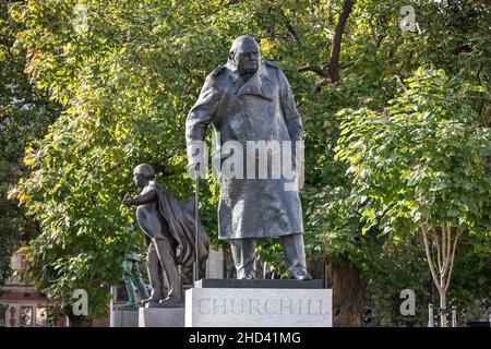Statue de bronze de Sir Winston Churchill, ancien premier ministre britannique, Parliament Square, Westminster, Londres, Angleterre Banque D'Images