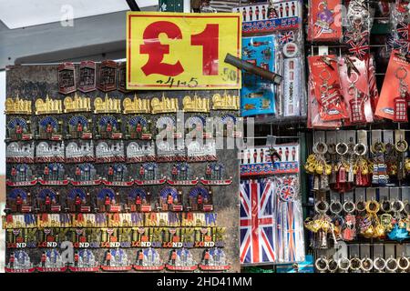 Souvenirs et cadeaux à thème londonien et britannique dans une boutique de souvenirs touristiques près de Westminster, Londres, Angleterre Banque D'Images