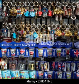 Souvenirs et cadeaux à thème londonien et britannique dans une boutique de souvenirs touristiques près de Westminster, Londres, Angleterre Banque D'Images