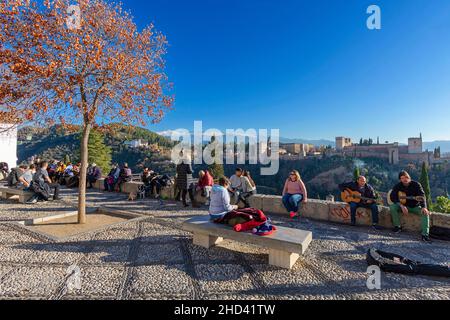 PALAIS DE L'ALHAMBRA GRENADE ANDALOUSIE ESPAGNE TOURISTES ET GUITARISTES AU POINT DE VUE MIRADOR SAN NICOLAS Banque D'Images