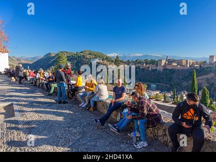 PALAIS DE L'ALHAMBRA GRENADE ANDALOUSIE ESPAGNE TOURISTES SUR LE MUR AU POINT DE VUE MIRADOR SAN NICOLAS Banque D'Images