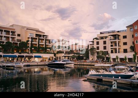 Petits yachts amarrés au large de la côte avec de belles maisons de club et hôtels à Porto Banque D'Images
