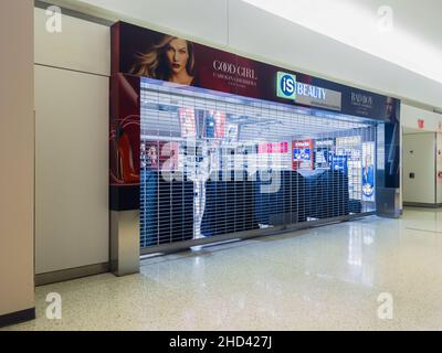 New York, États-Unis - 25 décembre 2021 : vue latérale horizontale du magasin de beauté International Shoppers (is) du terminal 5 de l'aéroport JFK. Banque D'Images