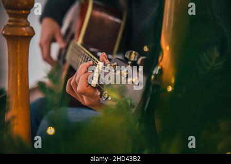 Gros plan, mains de femmes jouant de la guitare. Banque D'Images